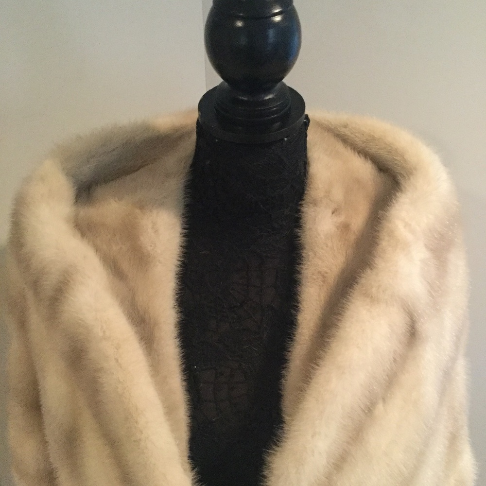 * Gorgeous Vintage Mink Wrap * - Picture 2 of 7